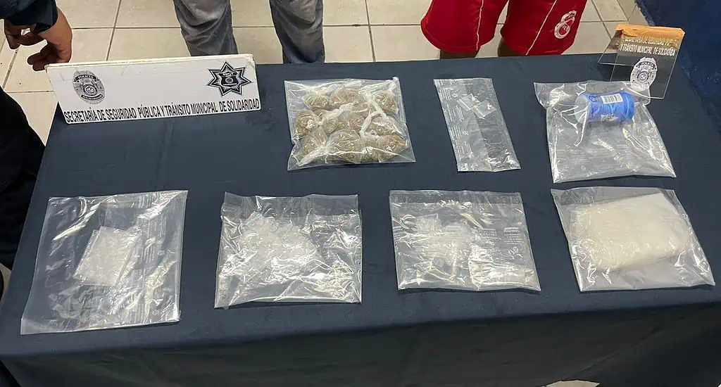 Policías de Playa del Carmen aseguran 64 dosis de drogas