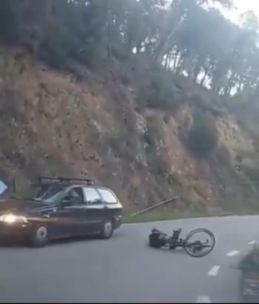 Ciclista choca contra auto en sentido contrario en carretera