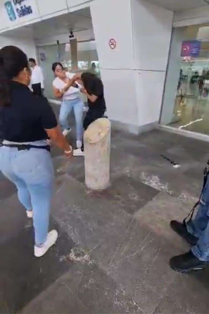 Mujeres se pelean a golpes en aeropuerto de Cancún