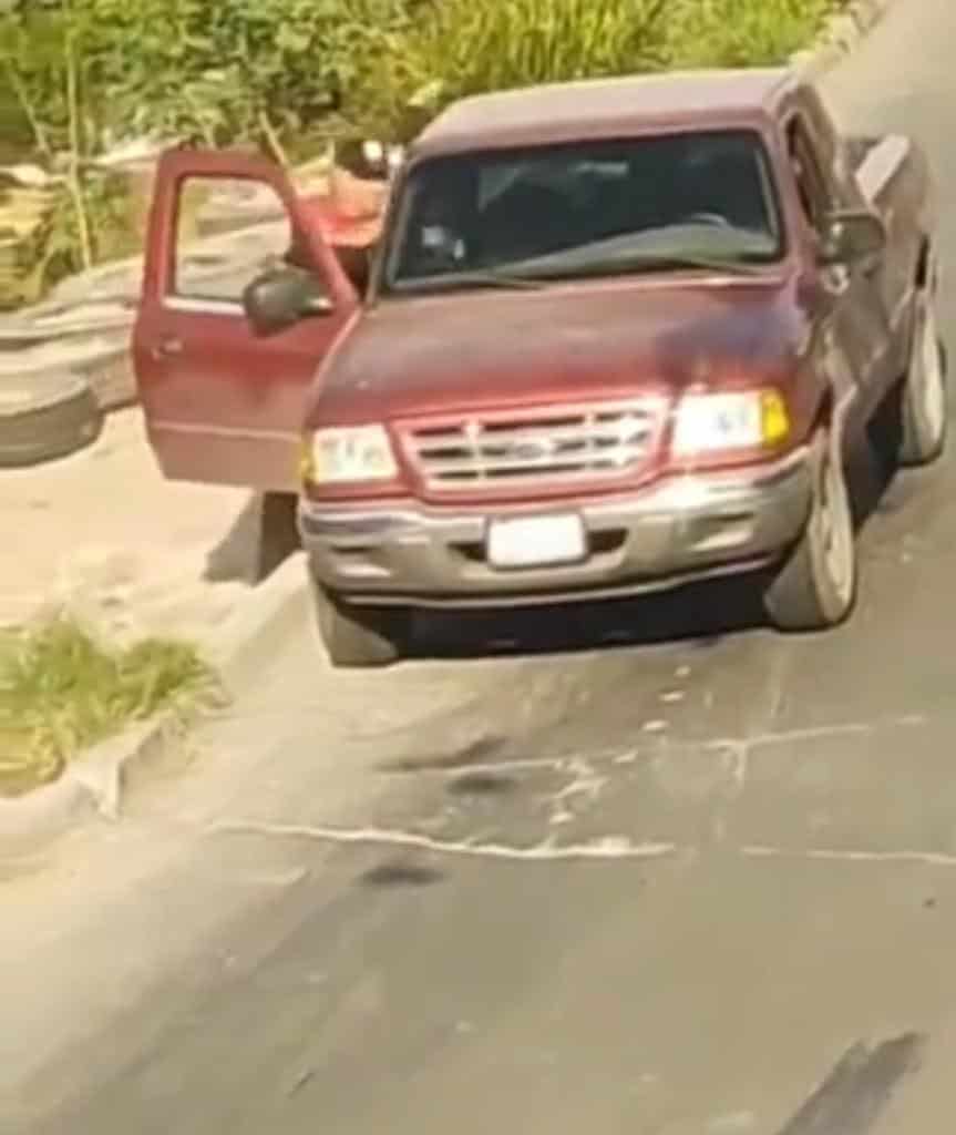 Hombre golpea a mujer y la sube a la fuerza a una camioneta