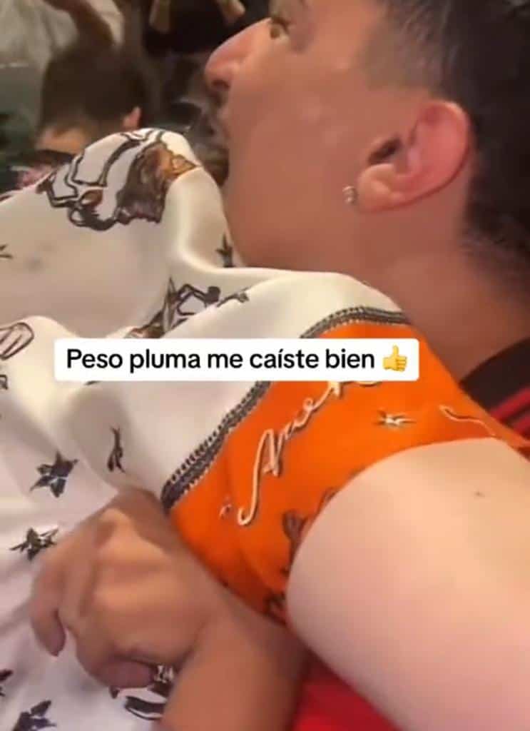 Peso Pluma abraza a fan con discapacidad y promete regalarle una gorra