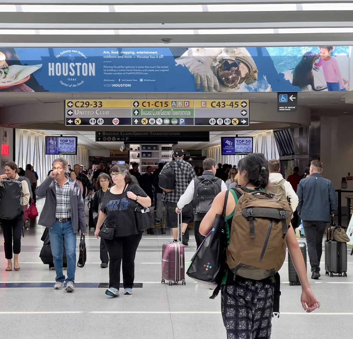 Niña de 8 años es abandonada por su abuela en terminal de aeropuerto