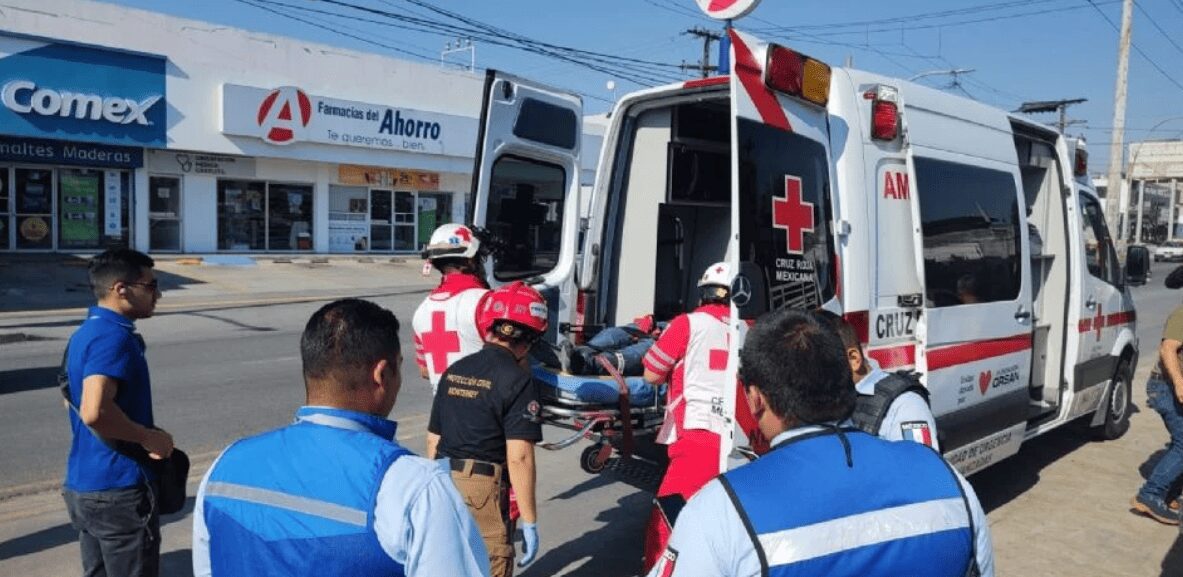 En Nuevo León, una ambulancia atropelló a hombre; los paramédicos huyen