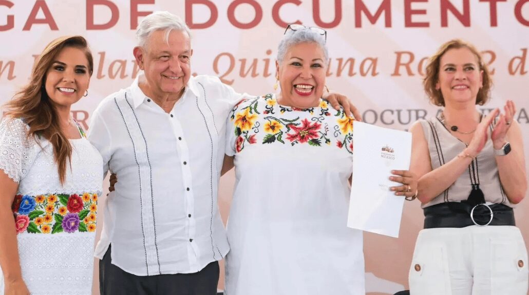 Ejidatarias, reciben documentos agrarios por López Obrador y Mara Lezama