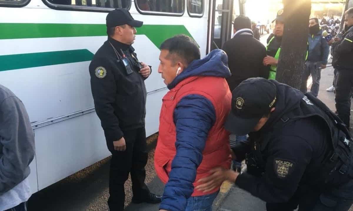 Conductor choca contra auto para liberarse de secuestradores