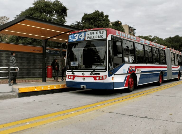 Ratero muere al tratar de escapar por la ventana de autobús