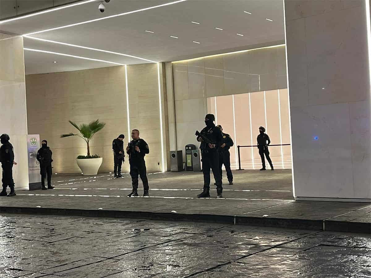 Ladrones asaltan joyería en Plaza Antara; utilizan mazos para romper cristales