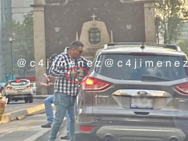 Asaltante a punta de pistola amaga a automovilista en Izazaga