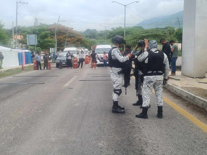 Bloquean tramo carretero en Chiapas como protesta por la desaparición de los 16 agentes secuestrados