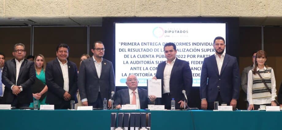 David Colmenares entrega la Cuenta Pública 2022 en medio de protestas