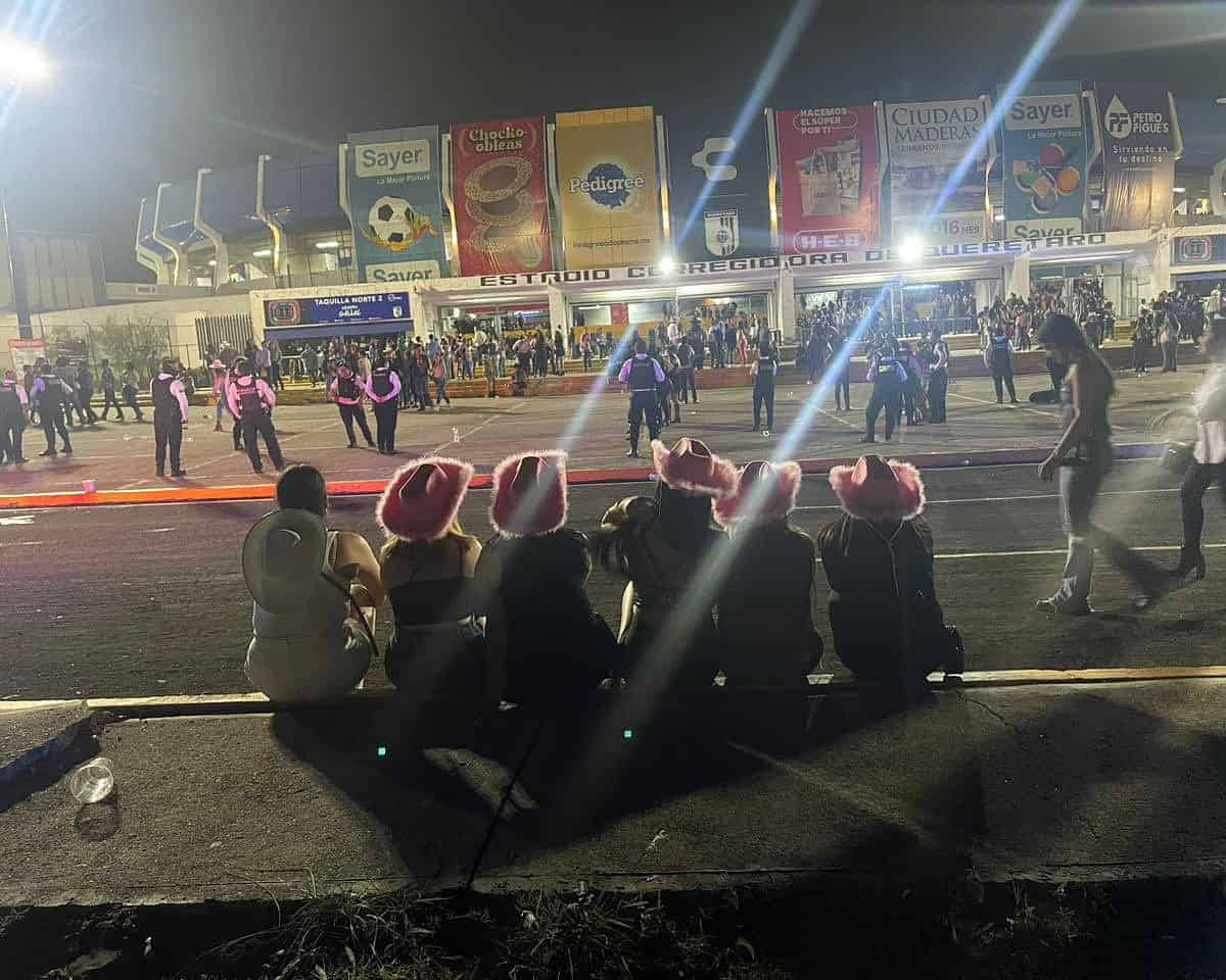 Carin León cancela concierto dos horas despúes de que debió de haber empezado