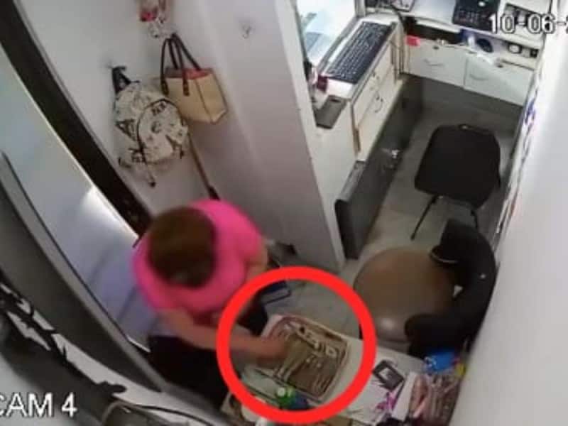 Graban a una mujer robando 750 mil pesos de casa de cambio en CDMX