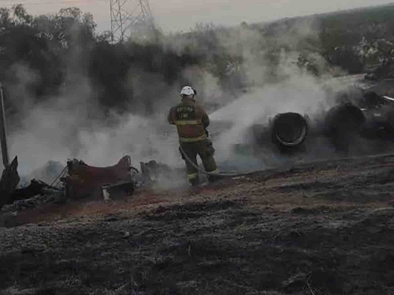Volcadura de pipa provoca el cierre de vía hacia Coahuila