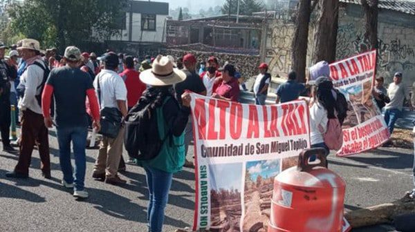 Manifestantes bloquean Autopista México-Cuernavaca, estará cerrada por 8 horas