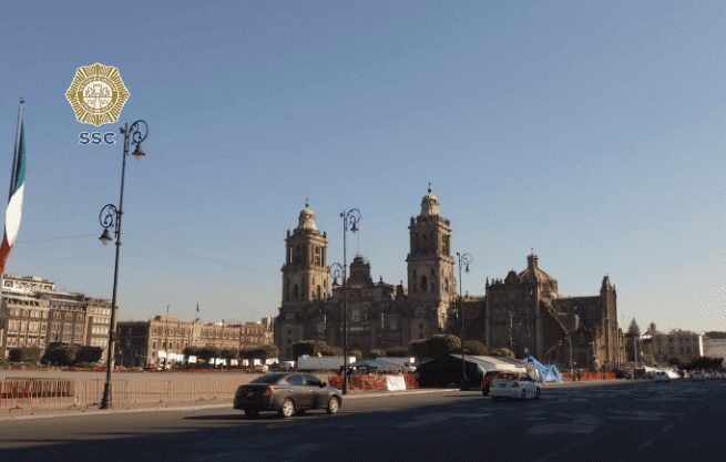 Con vallas y policías, así amaneció el Zócalo capitalino
