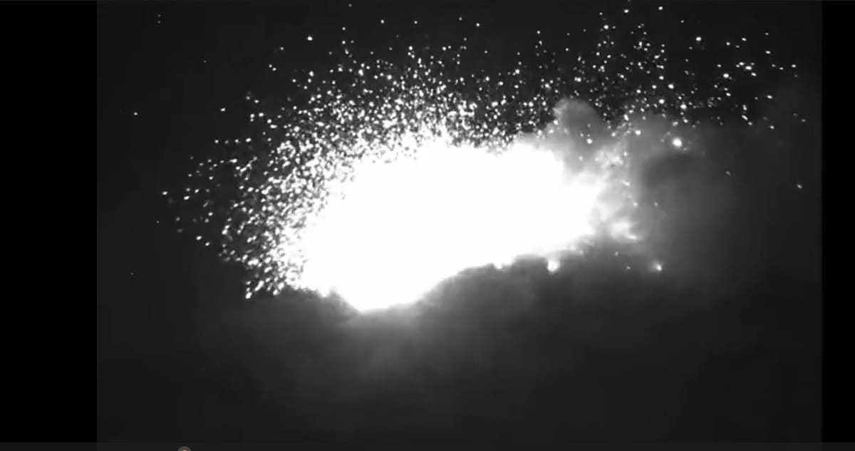 ¡El Popo otra vez!; emite bombas de lava que llegan a la mitad de la ladera