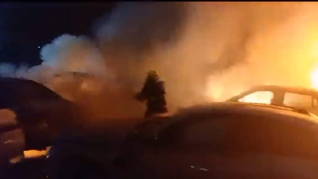 Sujeto causa incendio en agencia de autos de lujo, en Culiacán