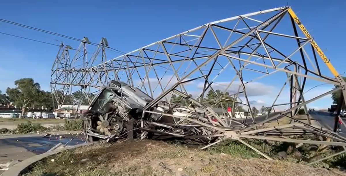 Choque de tráiler con torre eléctrica provoca cierre por dos días de la carretera Texcoco-Lechería