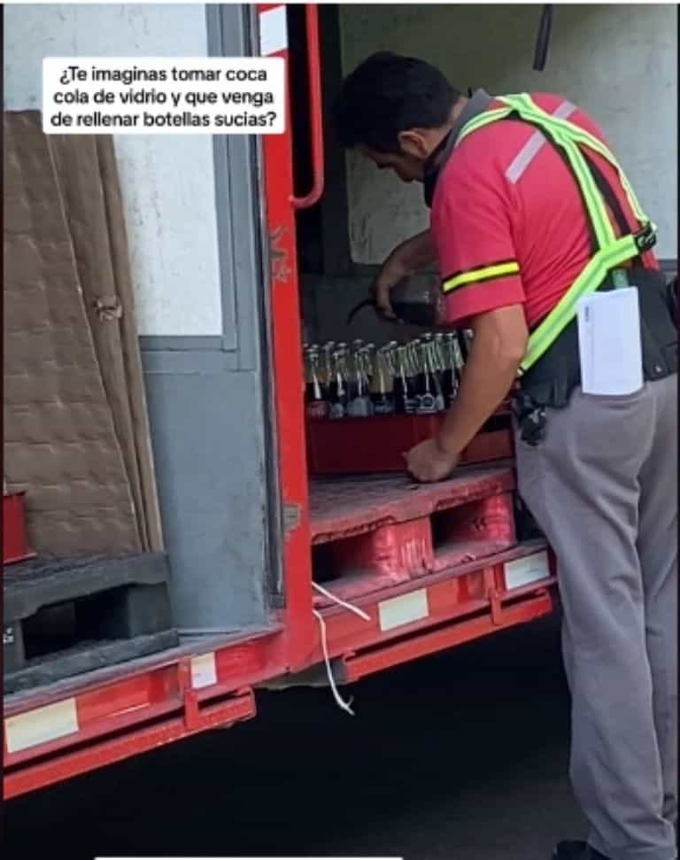 Trabajador de Cola Cola es captado rellenando botellas sucias de refresco