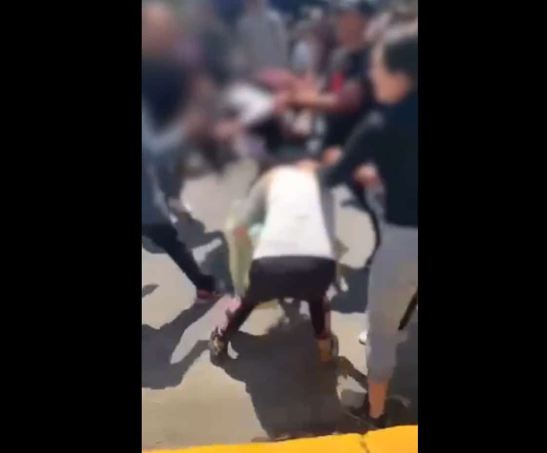 Familia golpeó a una alumna y a su madre con bebé en brazos a las afueras de una escuela, en Valle de Chalco