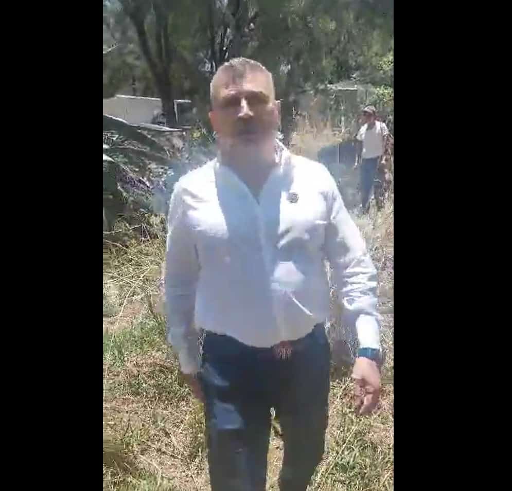 Hombre agrede a una mujer en un parque público