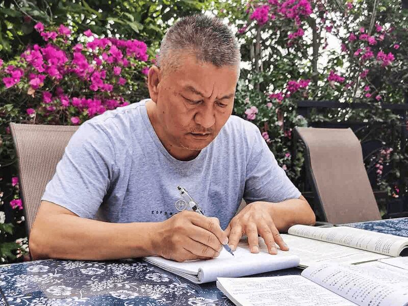 Es rico, exitoso y su único anhelo es entrar a la universidad; va por su intento número 27