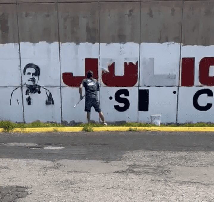 Ciudadano emprende iniciativa de eliminación de propaganda política en paredes de Puebla