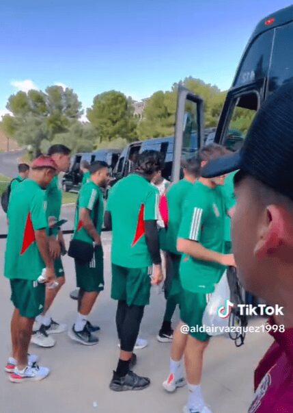 Por prepotentes, jugadores de la Selección Mexicana ignoran a fan