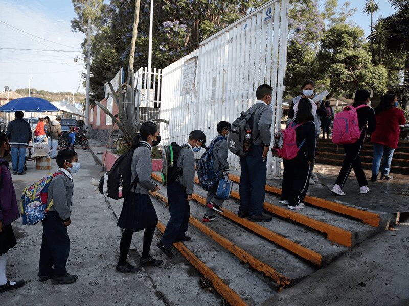 Escuelas públicas tendrán contratos de luz en Nuevo León