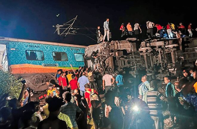 Choque de trenes en la India, registra 30 muertos