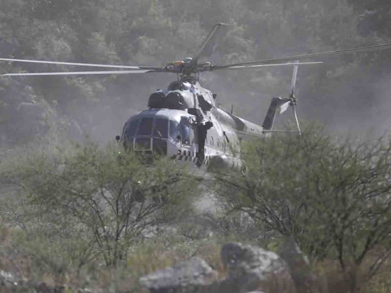 Utilizan helicópteros para combatir incendio forestal en Nuevo León