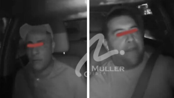 Entre burlas un par de ladrones son captados en video robándose un auto