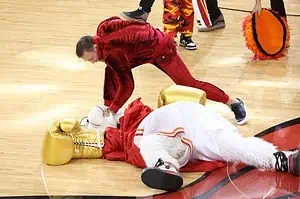 Conor McGregor noquea a Burnie, la mascota de Miami Heat; fue el segundo golpe para el equipo