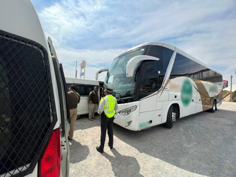 Encuentran a 130 migrantes hacinados en cuatro vehículos rumbo a la frontera