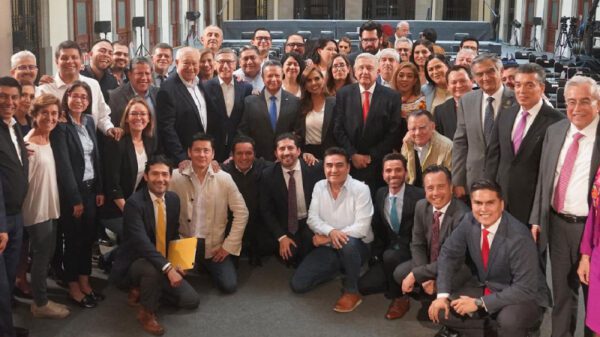 AMLO se reúne con su gabinete y gobernadores de Morena