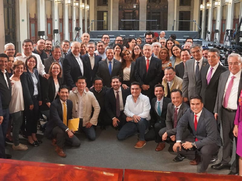 AMLO se reúne con su gabinete y gobernadores de Morena