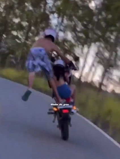 ¿Son arriesgados o ponen en riesgo? pareja de motociclistas le sacan brillo a la carretera en una llanta
