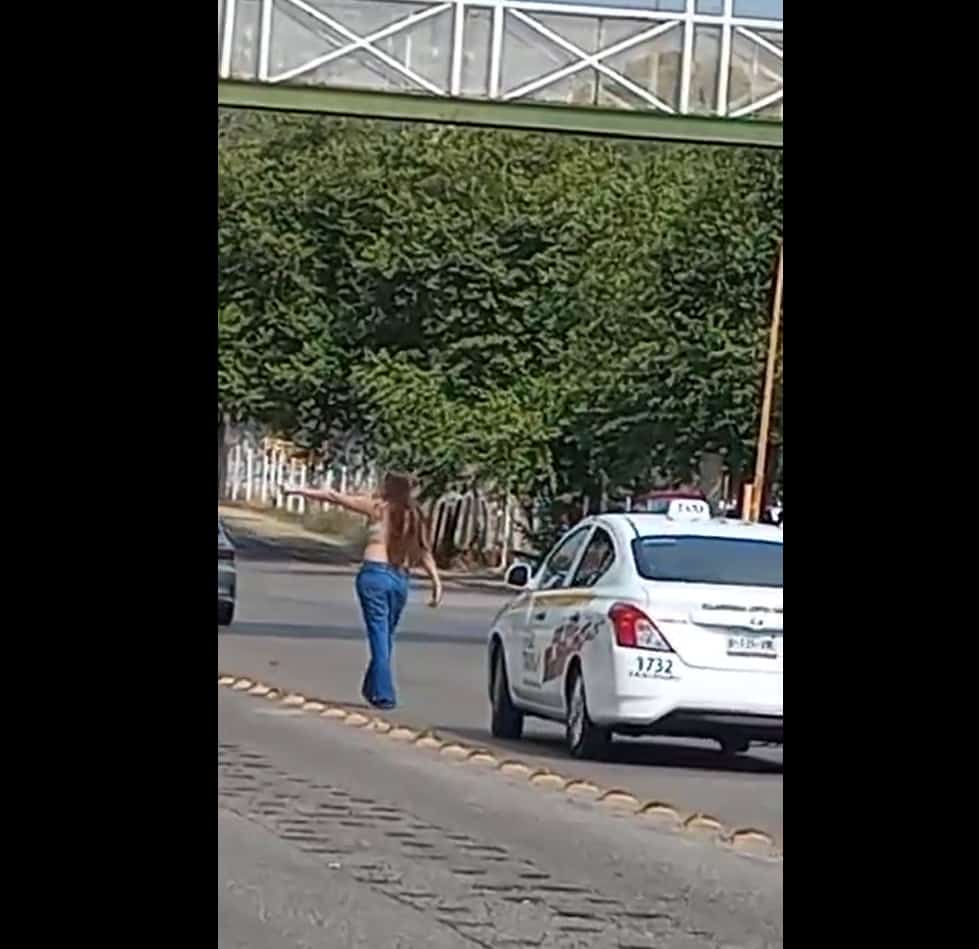 Mujer se desnuda para exigir el supuesto robo de su plaza como maestra