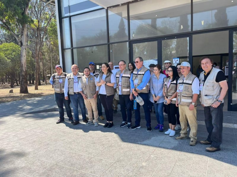 La diputada federal Mariana Gómez del Campo y observadores internacionales vigilan el proceso electoral en Edomex