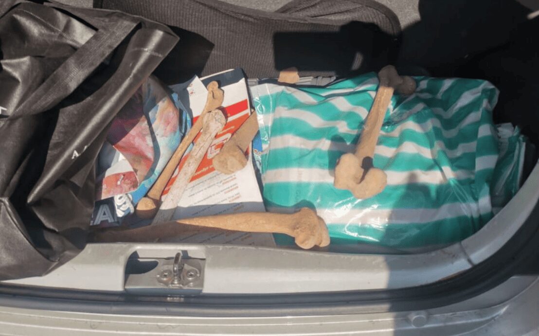 Mujeres detenidas por saquear tumbas en panteón de Iztapalapa