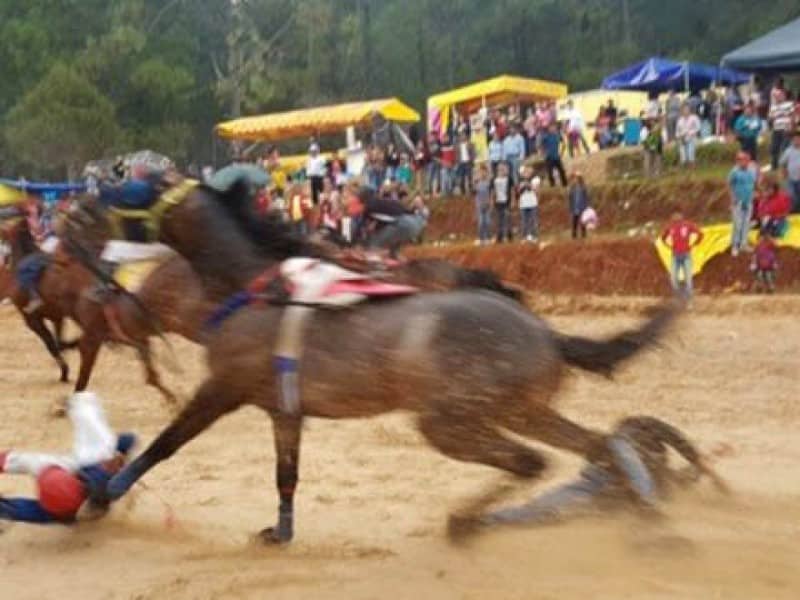 En Oaxaca balacera en carrera de caballos deja cuatro muertos