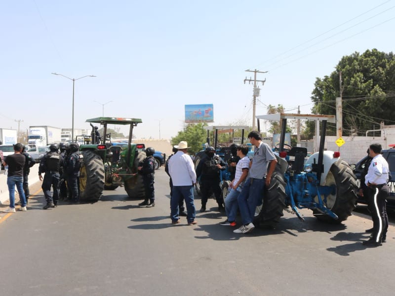 Productores agrícolas intentan bloquear el aeropuerto de Culiacán