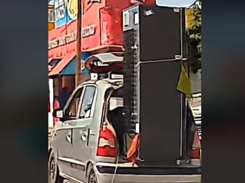 En México no hay imposibles y en las mudanzas menos; graban a un mini auto trasladando un refrigerador