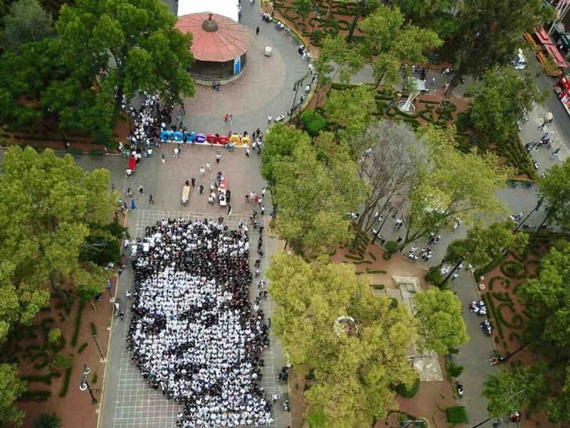 Con retrato vivo monumental celebran el 116 aniversario del natalicio de Frida Kahlo