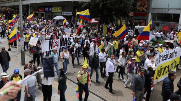 En Colombia miles de protestantes caminan por las calles contra las reformas del gobierno de Gustavo Petro