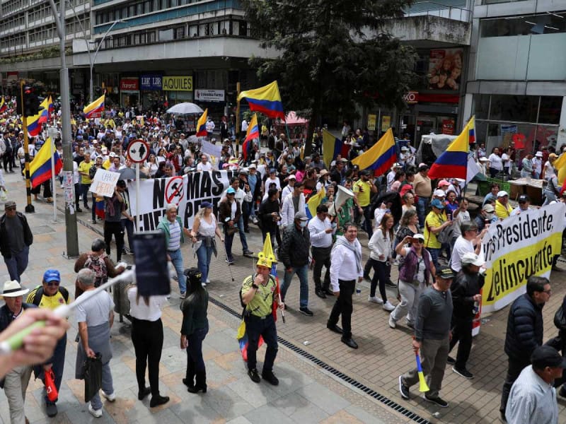 En Colombia miles de protestantes caminan por las calles contra las reformas del gobierno de Gustavo Petro