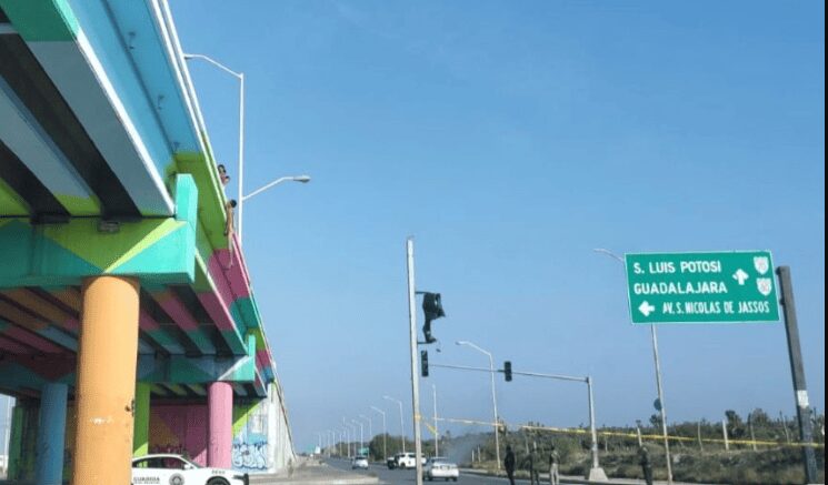 Dejan colgado cadáver en puente vehicular de San Luis Potosí