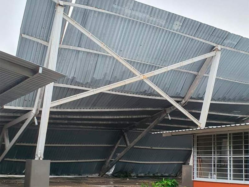 Colapsa techo en escuela de Oaxaca debido a los fuertes vientos
