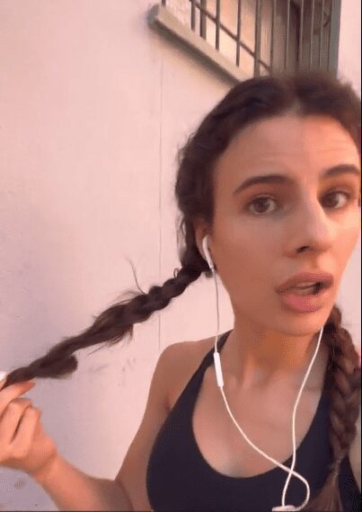 Niño corta cabello de joven que se queda dormida en el autobús