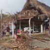 Turbonada llega a Puerto Escondido y se lleva palapas de restaurantes